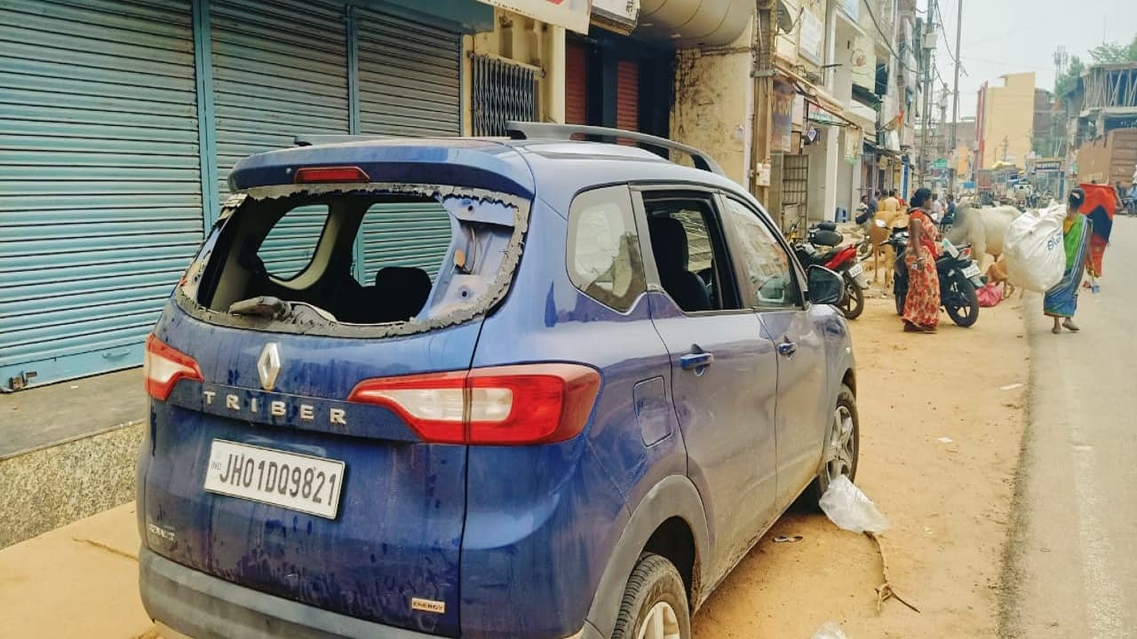 Jharkhand News: दर्जनों गाड़ियों का शीशा तोड़ा, कई घरों पर किया पथराव, जांच में जुटी गुमला पुलिस