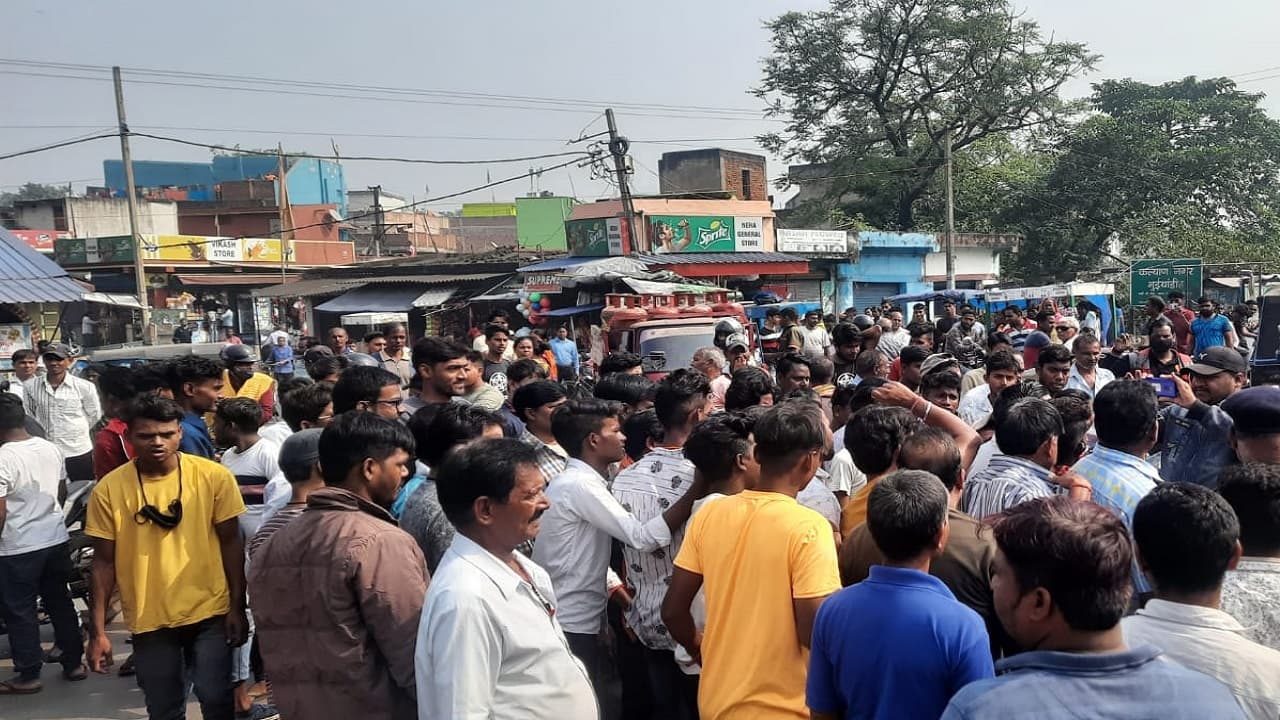 Jharkhand News : मीठा खाने पर मांगा पैसा, तो होटल में तोड़फोड़ कर हुआ फरार, लोगों का फूटा गुस्सा