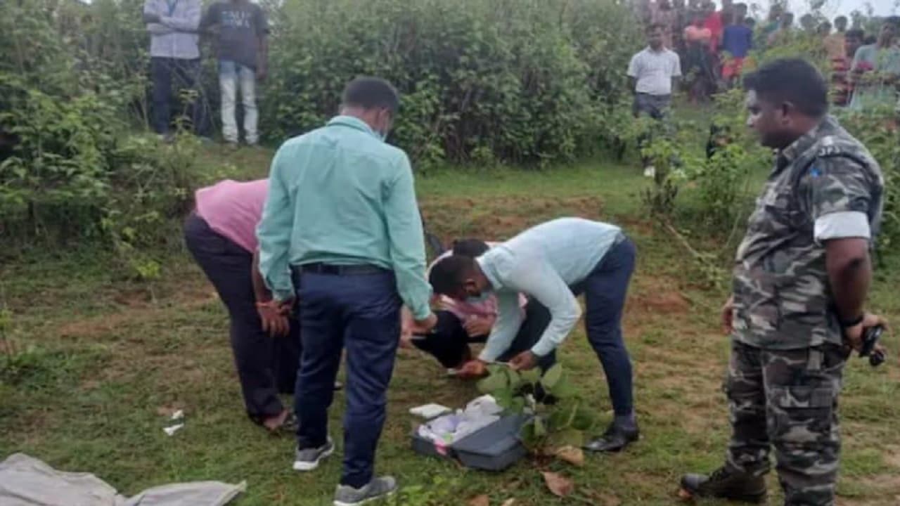 Jharkhand Crime News: झारखंड में धान रोप रही 8वीं की छात्रा की दुष्कर्म के बाद हत्या, जांच में जुटी पुलिस Jharkhand Crime News: झारखंड में धान रोप रही 8वीं की छात्रा की दुष्कर्म के बाद हत्या, जांच में जुटी पुलिस