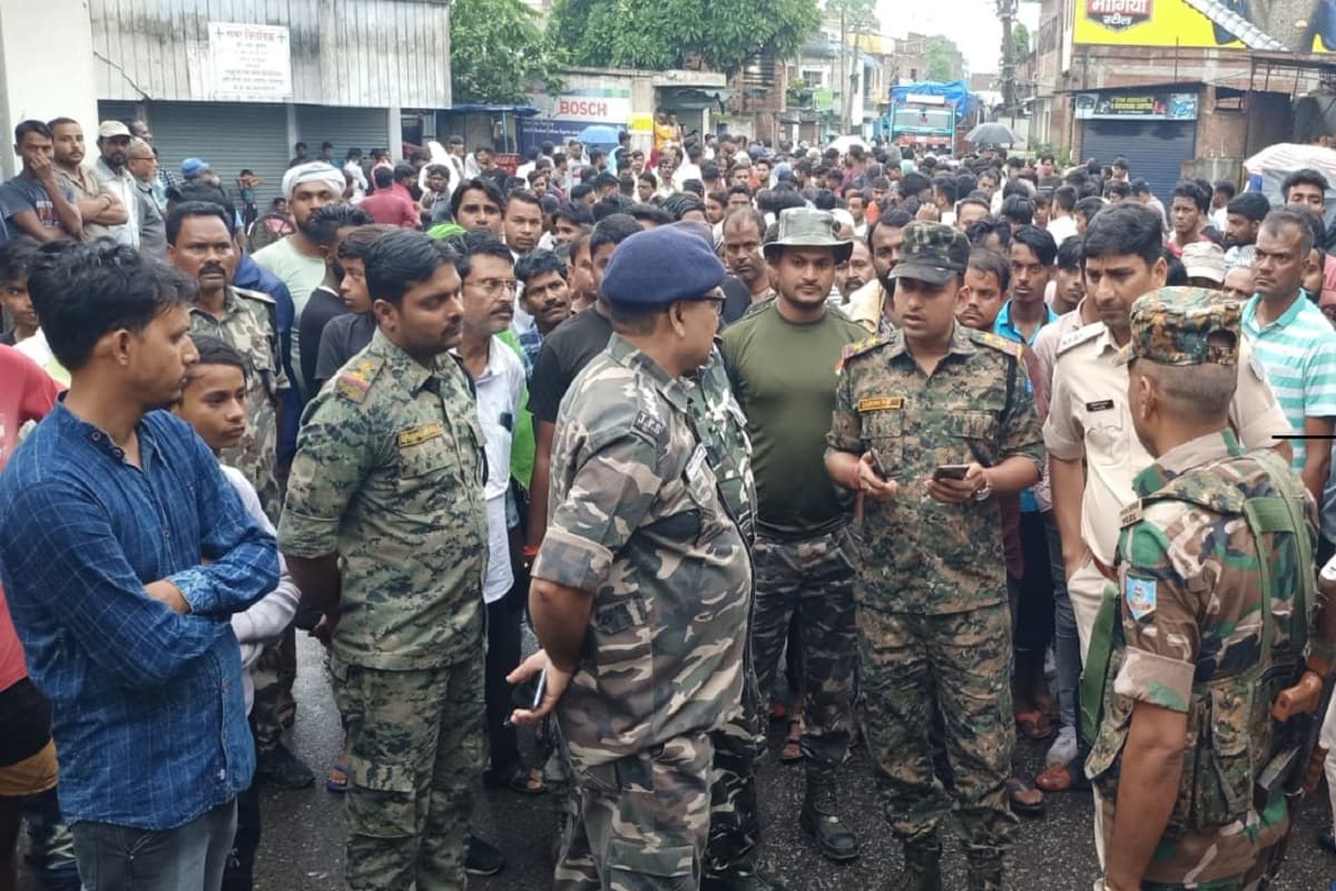 Jharkhand Crime News : झारखंड में चाकू से वार कर बेरहमी से युवक की हत्या, आक्रोशित लोगों ने किया सड़क जाम Jharkhand Crime News : झारखंड में चाकू से वार कर बेरहमी से युवक की हत्या, आक्रोशित लोगों ने किया सड़क जाम
