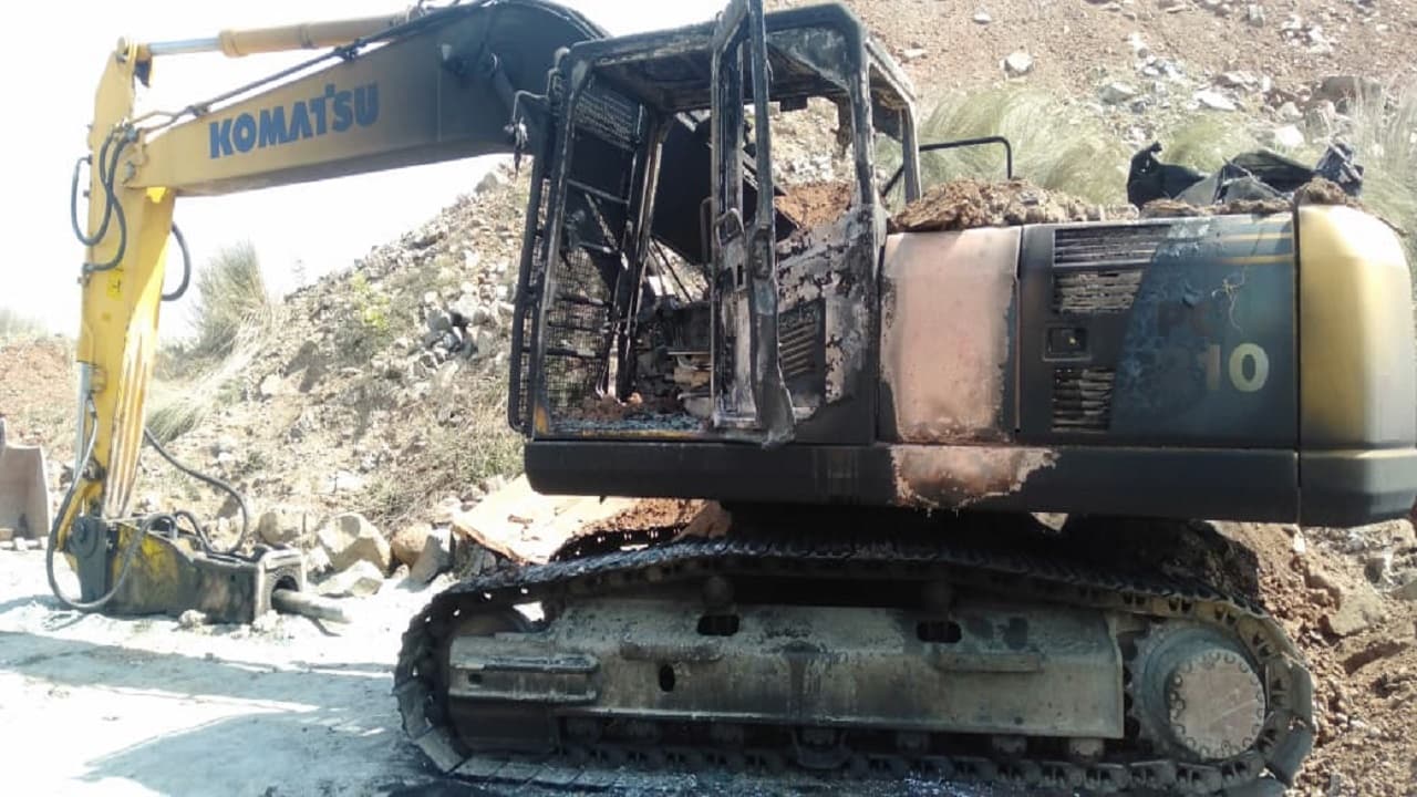 झारखंड के लोहरदगा में अपराधियों का तांडव, बंदूक की नोंक पर क्रशर प्लांट के मजदूरों को पीटा, पोकलेन फूंकी