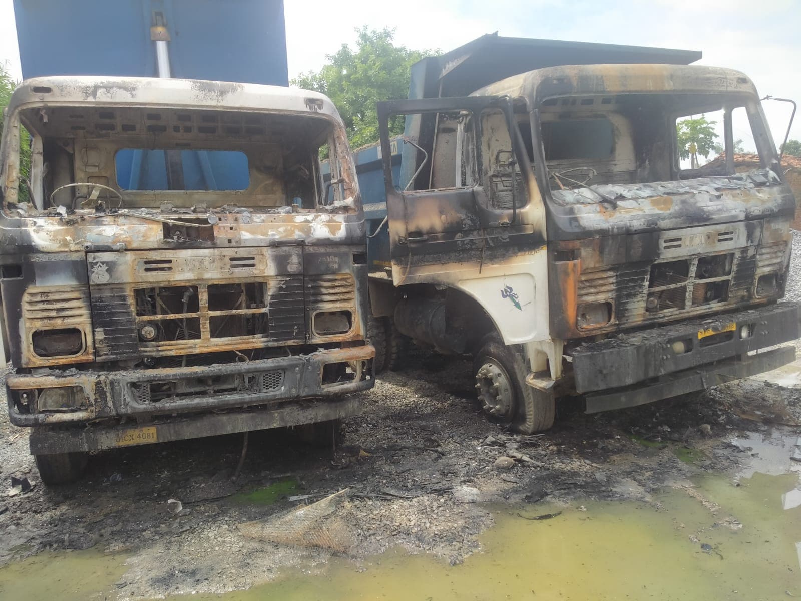 झारखंड के गढ़वा में अपराधियों का तांडव, सड़क निर्माण करा रही कंपनी की गाड़ियों को फूंका