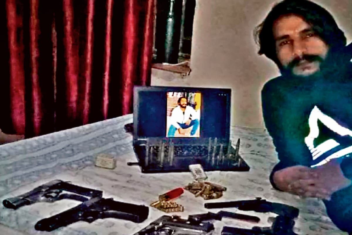 जमशेदपुर में अपराधी लगातार दे रहे पुलिस को चुनौती, हथियारों के साथ सोशल मीडिया पर पोस्ट कर रहे तस्वीरें