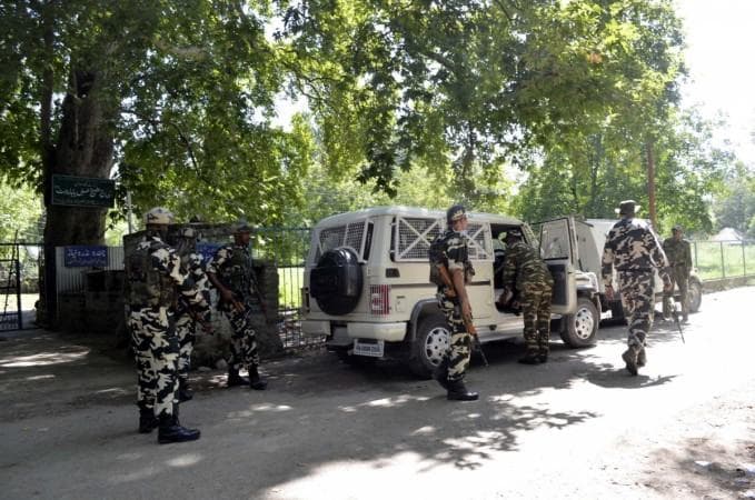 मुजफ्फरपुर में CRPF के 9 जवान कोरोना पॉजिटिव, घंटे भर से इलाज के लिए सदर अस्पताल के बाहर खड़े