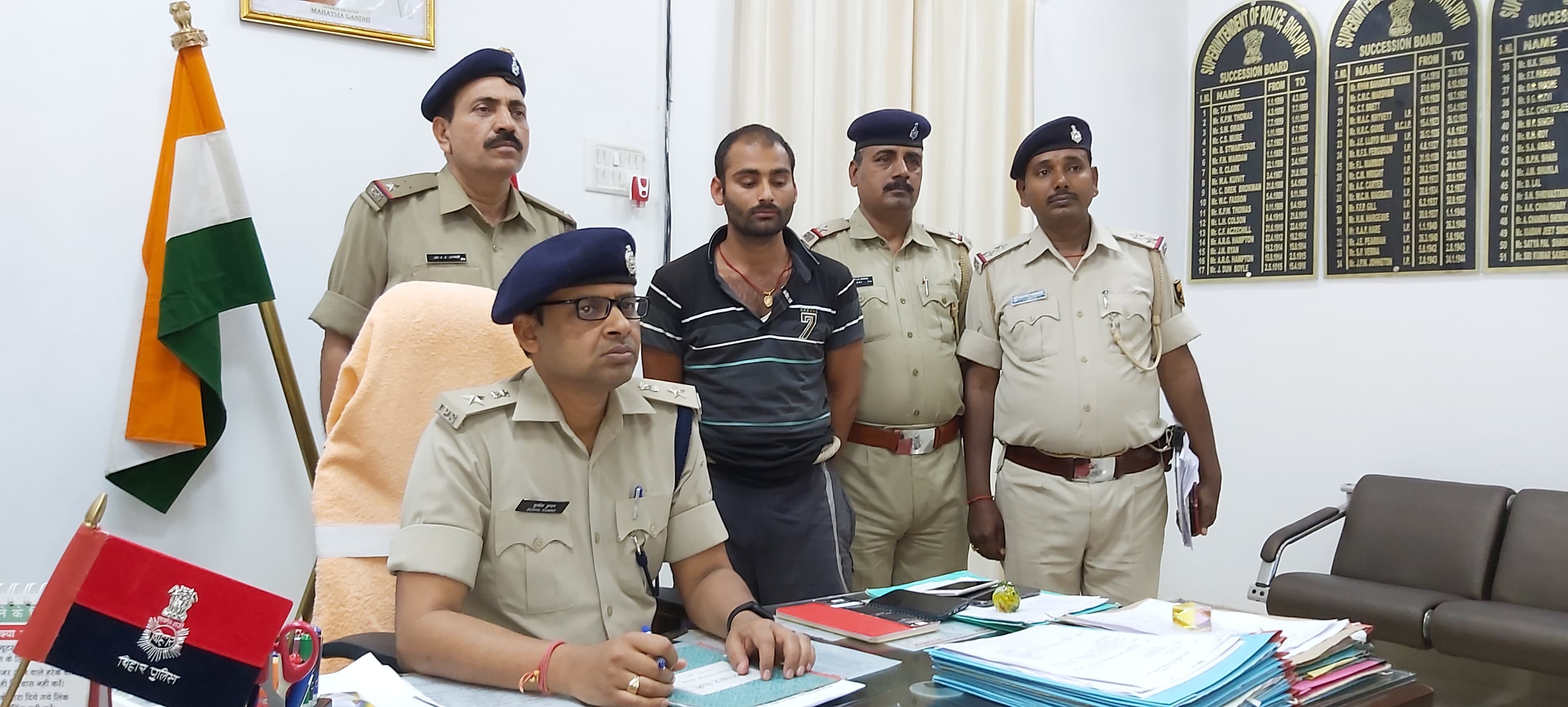 A soldier never on holiday : छुट्टी में गांव आया जवान अपने पैसों से खिला रहा है गरीबों को खाना