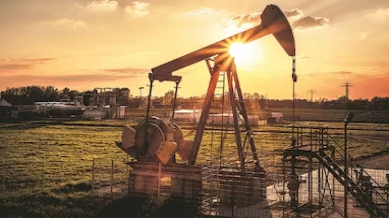 मई से तेल की कीमतों में लगेगी आग! उत्पादन में रोजाना 5 लाख बैरल कटौती करेगा सऊदी अरब