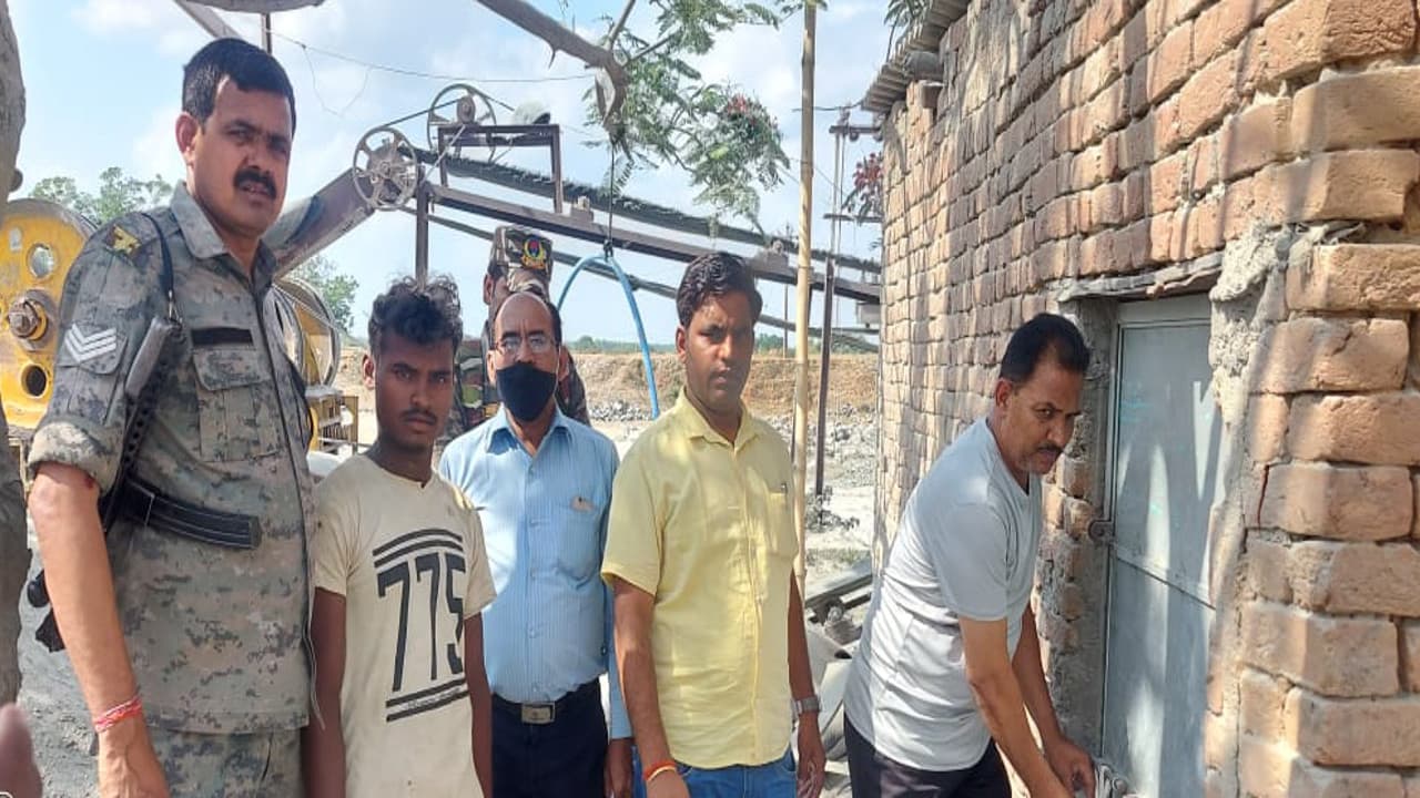झारखंड के हजारीबाग में अवैध क्रशर खदान एवं दर्जनों क्रेशर मालिकों के खिलाफ कार्रवाई, जानें पूरा मामला