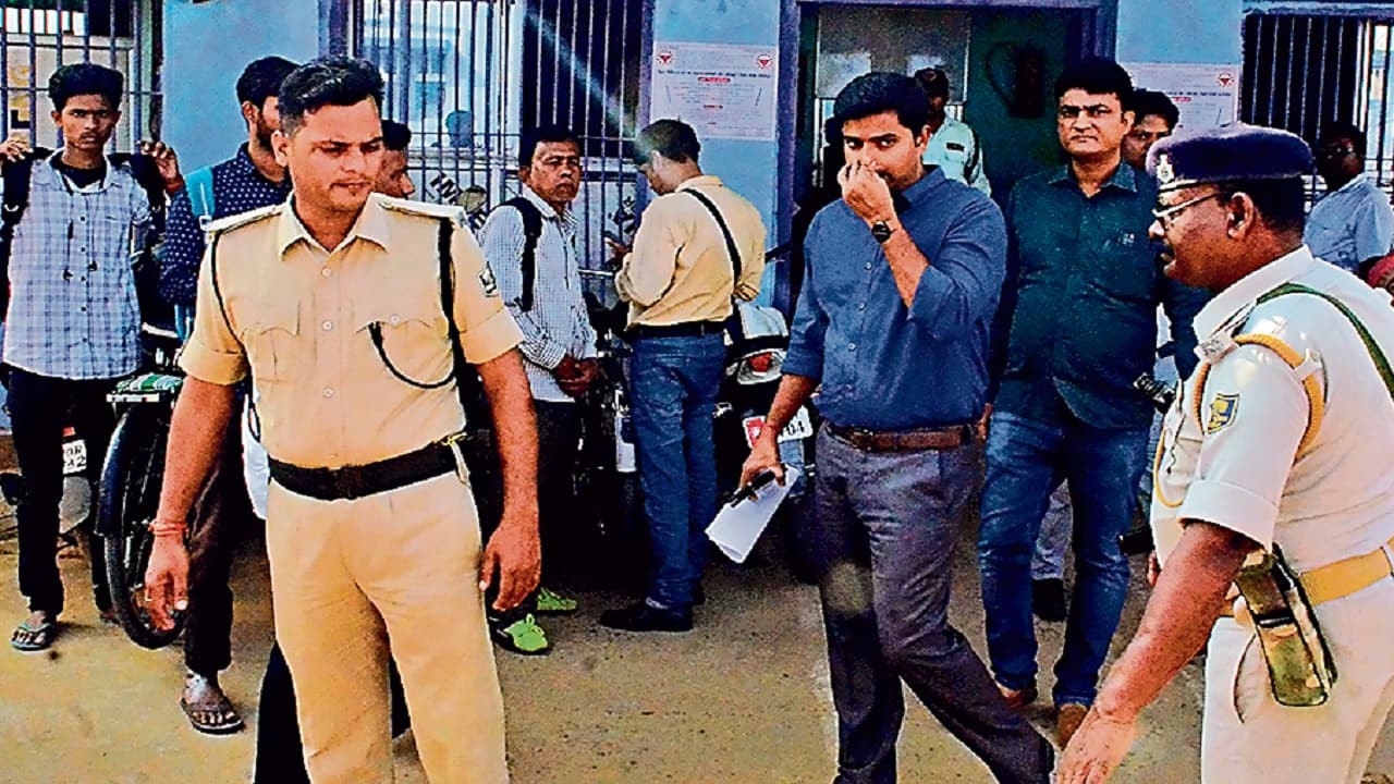 Bihar: भागलपुर CS ऑफिस में सर्टिफिकेट के लिए घूस का खेल, वेश बदलकर SDO ने दबोचा, दो गिरफ्तार