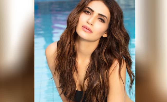 'नागिन' एक्‍ट्रेस करिश्मा तन्ना ने बेडरूम में कराया बोल्ड फोटोशूट, ब्लैक नाइटी में एक्ट्रेस दिखीं सुपर हॉट