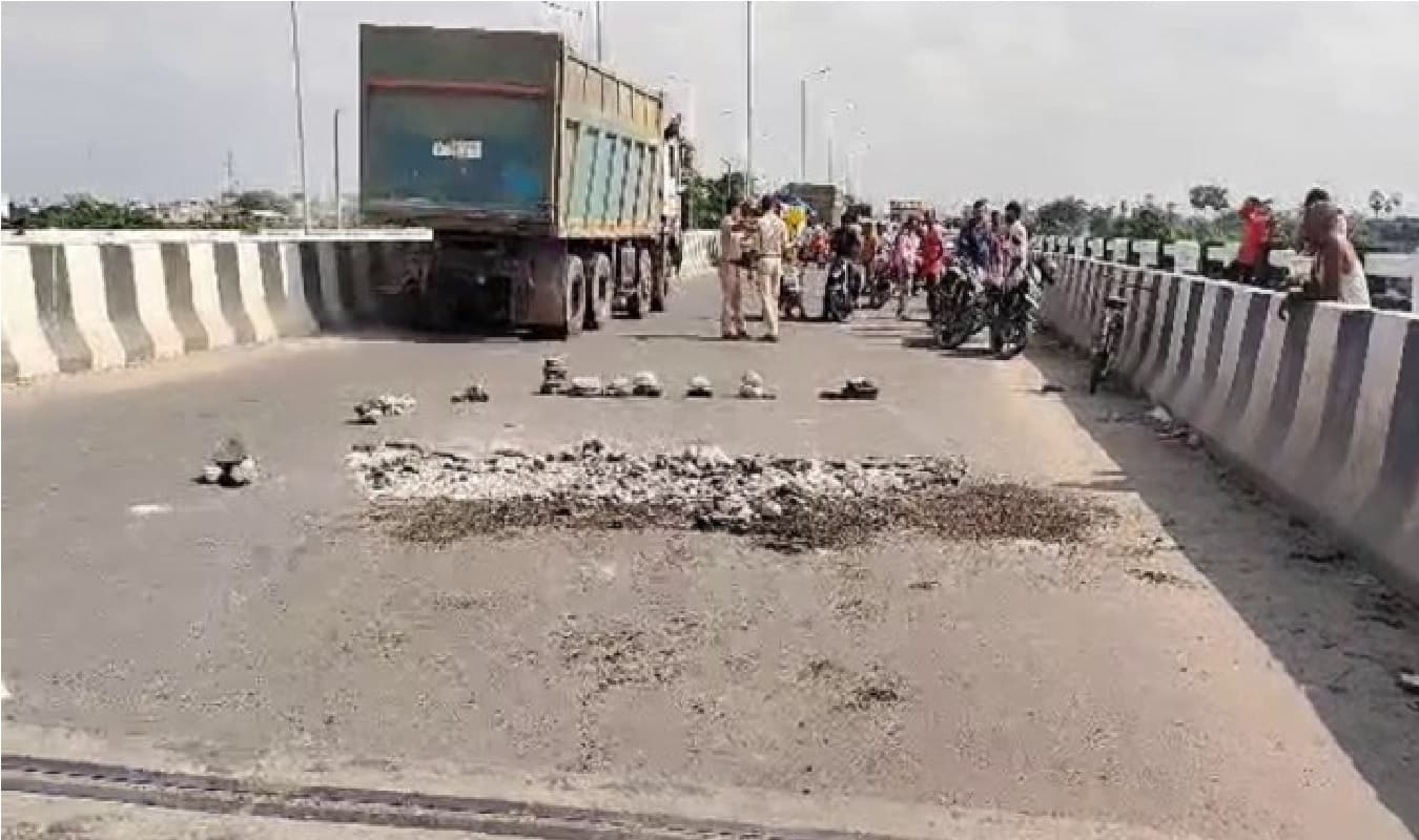 बिहार: NH 31 पर 25 करोड़ की लागत से बना पुल उद्घाटन से पहले धंसा, गंडक नदी में टूट कर गिरा हिस्सा