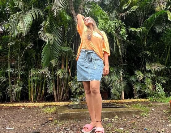 Akshara Singh: सुहाने मौसम का लुत्फ उठाती दिखीं अक्षरा सिंह, मचल उठे फैंस के दिल !