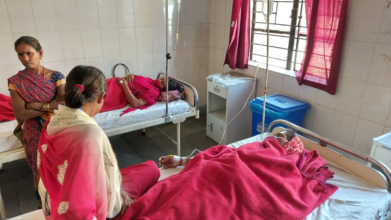 Jharkhand News : झारखंड के चतरा में चौथे दिन भी ठप रहा NTPC का कार्य, अनशन पर बैठी महिला की तबीयत बिगड़ी, अस्पताल में भर्ती