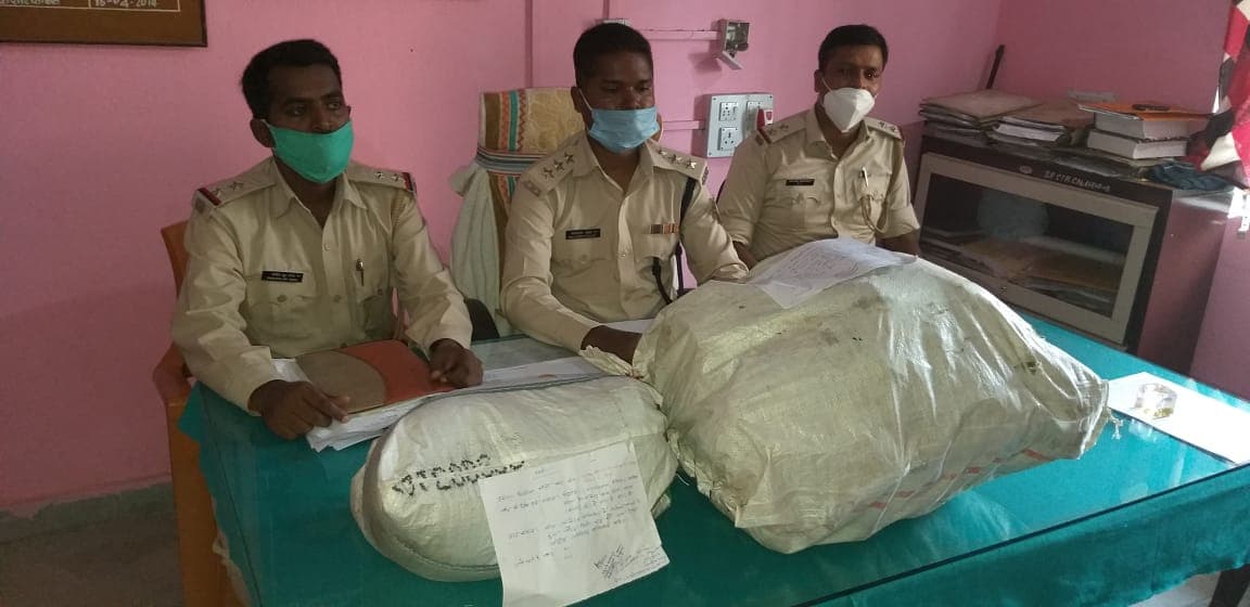 Jharkhand News : नशे के सौदागरों के खिलाफ चतरा में छापामारी, एक घर से करीब आधा क्विंटल अफीम बरामद
