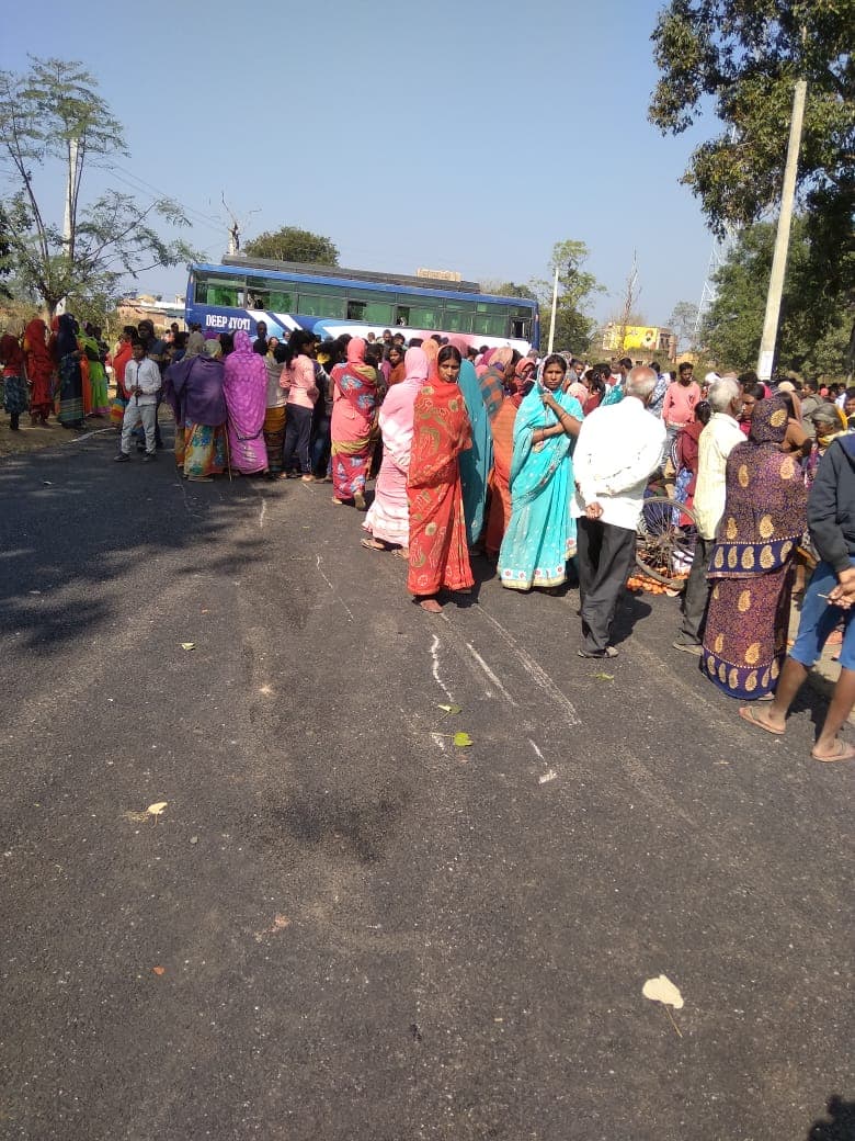 Road Accident Death : झारखंड के चतरा में सब्जी बेचने जा रहे किसान समेत दो को पिकअप वैन ने रौंदा, मौत से आक्रोशित ग्रामीणों ने किया सड़क जाम