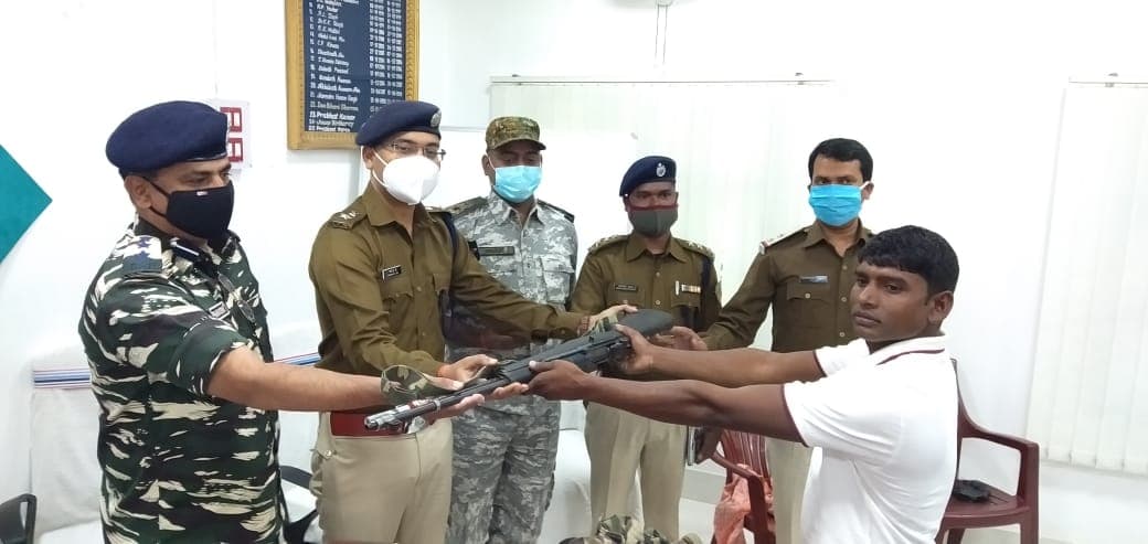 झारखंड में 5 लाख के इनामी सबजोनल कमांडर ने किया सरेंडर, कई मामलों में थी चतरा पुलिस को तलाश