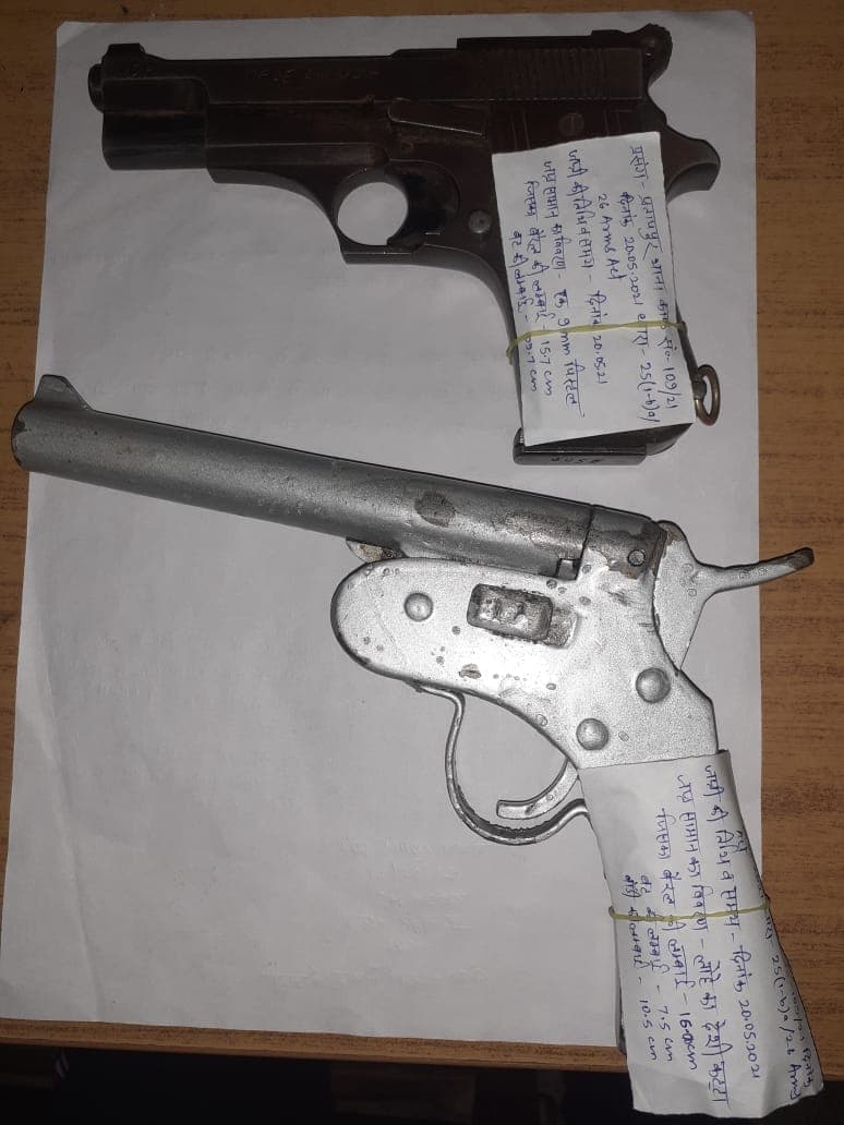 Jharkhand Crime News : तिलक समारोह में पिस्टल चमकाना पड़ा महंगा, चतरा पुलिस ने हथियार के साथ युवक को किया गिरफ्तार