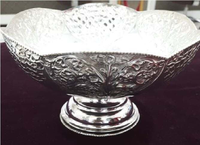 मुंबई से कपड़े के नाम पर पटना के लिए बुक किया था पार्सल, छापेमारी में 15 लाख का चांदी का कटोरा बरामद