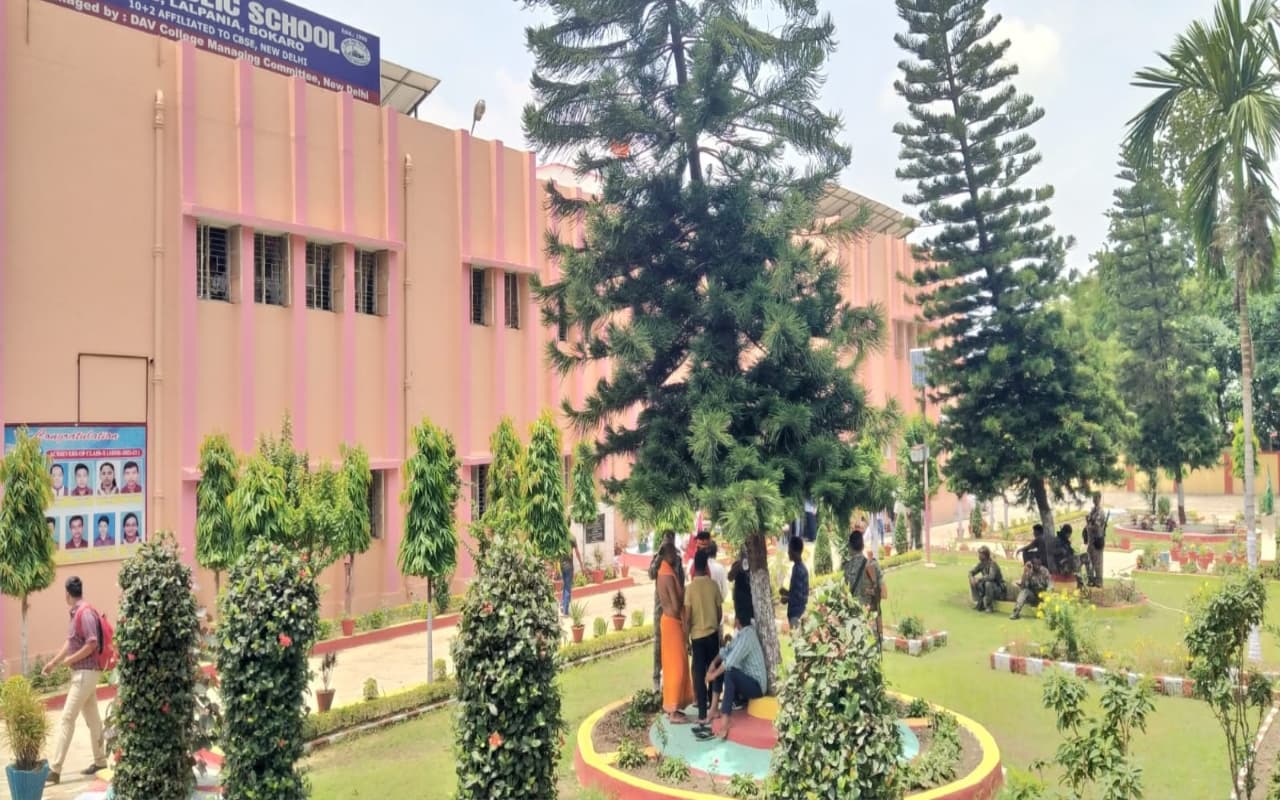 DAV ललपनिया के आर्ट्स शिक्षक पर लगा छात्रा से आपत्तिजनक चैट करने का आरोप, अभिभावक ने की टीचर को हटाने की मांग