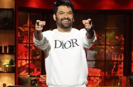 'द कपिल शर्मा' शो पर FIR दर्ज, कोर्ट रूम में शराब पीकर एक्ट करता दिखा था एक्टर