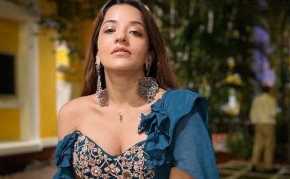 Monalisa Photos: भोजपुरी एक्ट्रेस मोनालिसा ने ऑफ शोल्डर ड्रेस में बिखेरा जलवा, फैंस बोले- उफ्फ! ये चेहरा..