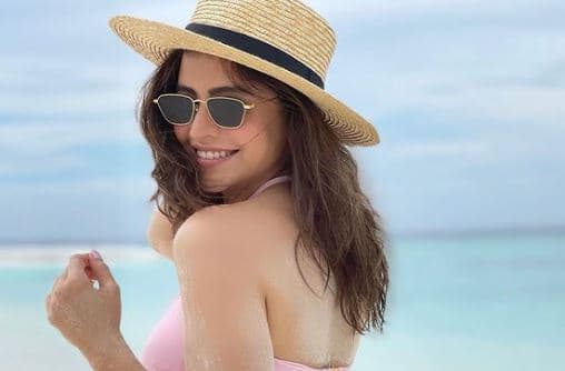 Eiffel Tower के सामने Neha Kakkar ने दिए दिलकश पोज, पति रोहनप्रीत संग पेर‍िस में वेकेशन एंजॉय कर रही सिंगर