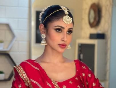 मांग में टीका-आंखों में काजल, लाल जोड़े में Mouni Roy के ब्राइडल लुक पर थमी फैंस की निगाहें