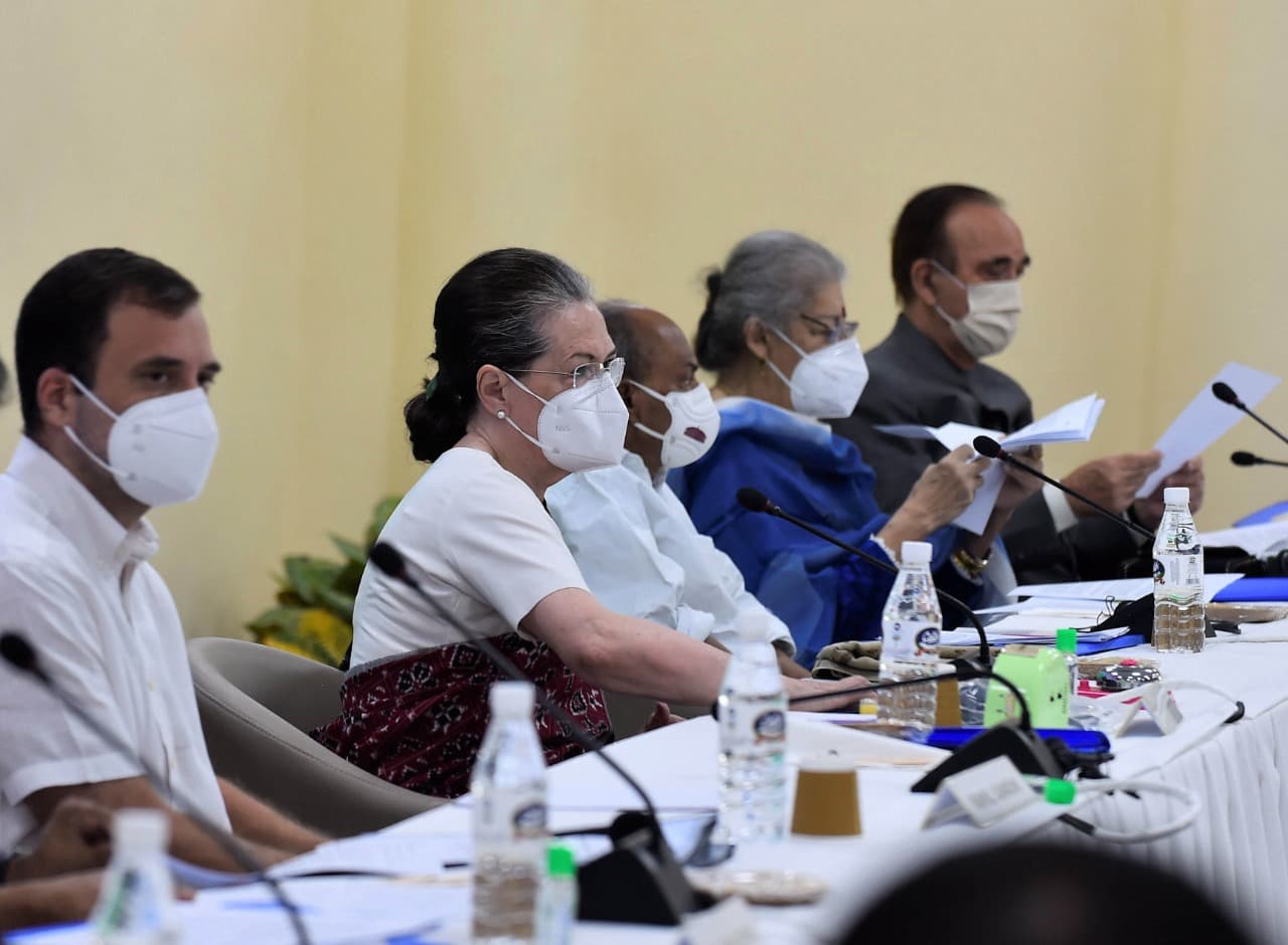 CWC की बैठक जारी, सोनिया गांधी ने साधा बीजेपी पर निशाना