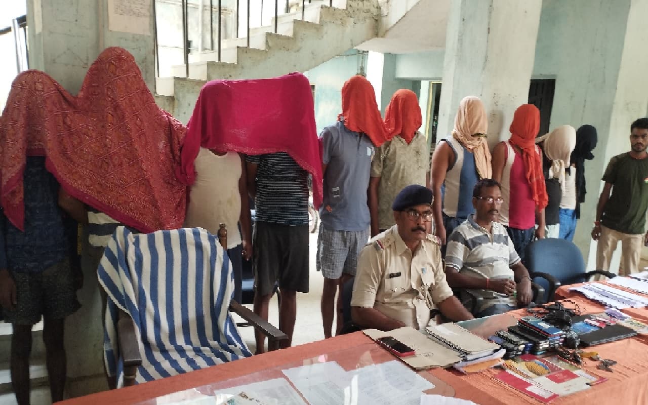 Nawada : पुलिस ने छापेमारी कर एक साथ 11 साइबर अपराधियों को किया गिरफ्तार, 28 मोबाइल व अन्य सामान जब्त