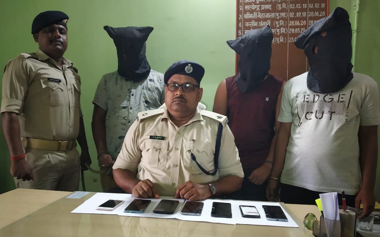 झारखंड: तीन साइबर आरोपी अरेस्ट, सात मोबाइल व 15 फर्जी सिम कार्ड जब्त, पुलिस को मिले देशभर के 71 क्राइम लिंक्स