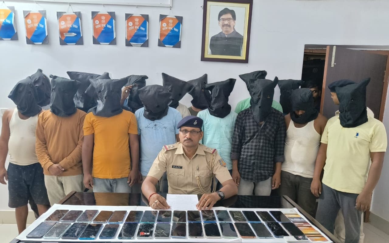 Jharkhand Cyber Crime News :  झारखंड में 14 साइबर क्रिमिनल्स अरेस्ट, अपराधियों का करोड़ों का आलीशान मकान !