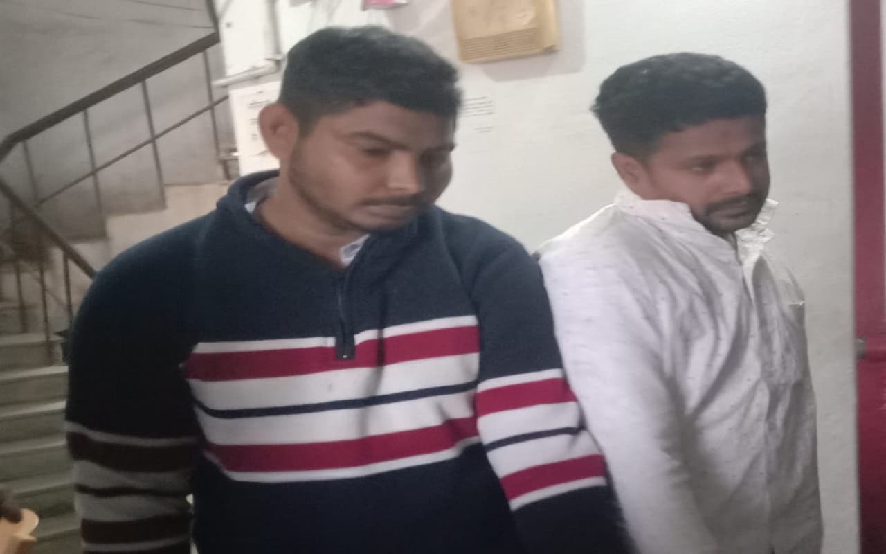 कोडरमा पुलिस ने दो साइबर आरोपी को किया गिरफ्तार, महिला को झांसा देकर ATM से उड़ाये थे पैसे