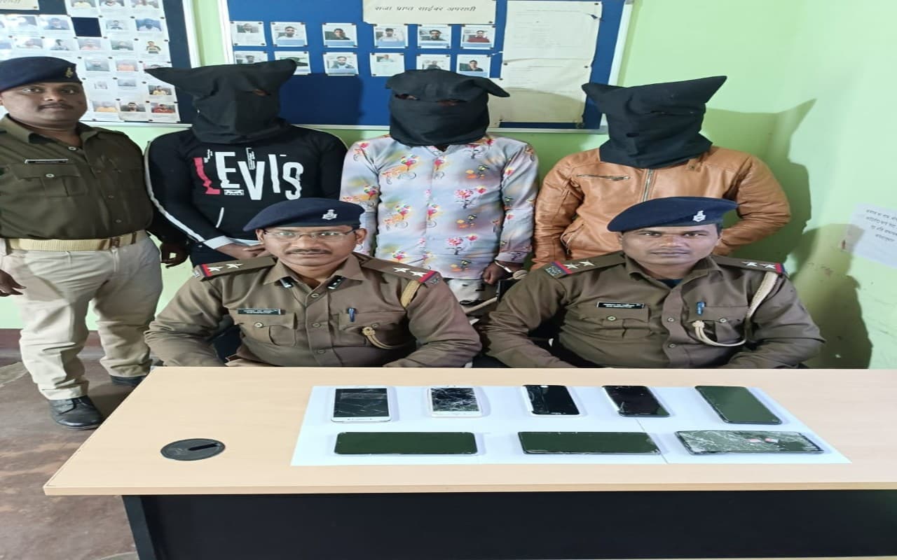 देवघर पुलिस ने तीन साइबर ठगों को किया गिरफ्तार, कई सामान बरामद