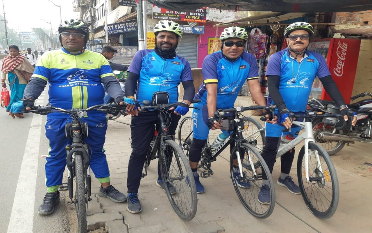 अहमदाबाद से साइकिल यात्रियों का जत्था पहुंचा बाबा बैद्यनाथधाम, किये दर्शन