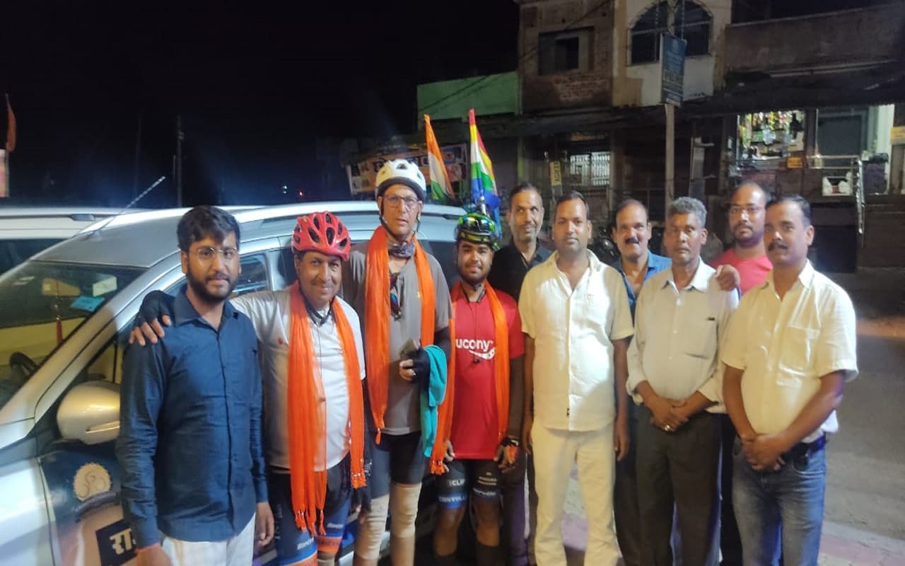 Jharkhand: राजस्थान से 1200 km साइकिल चलाकर पहुंचे झारखंड, साइकिलिंग व पर्यावरण संरक्षण का दे रहे संदेश