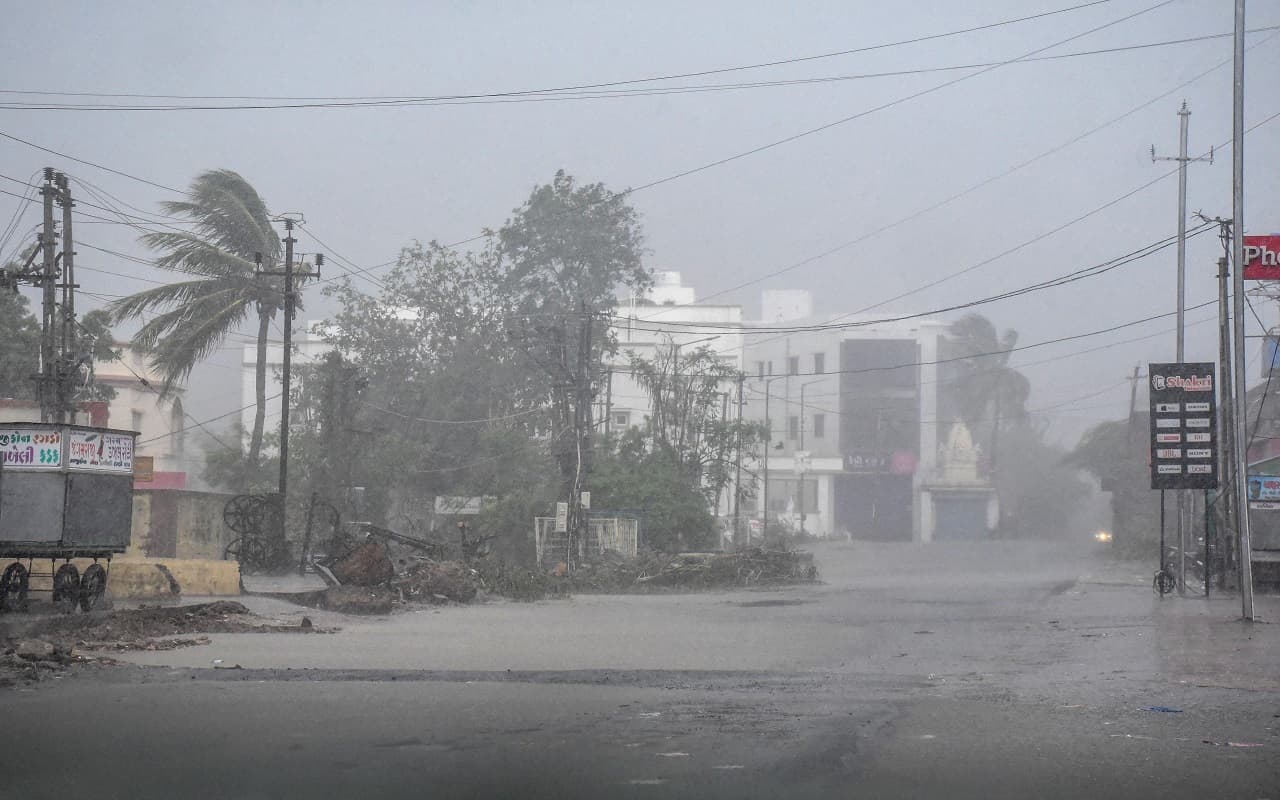 Cyclone Biporjoy: चक्रवात बिपरजॉय ने थामी ट्रेन की रफ्तार, 99 रद्द, 39 शॉर्ट-टर्मिनेट