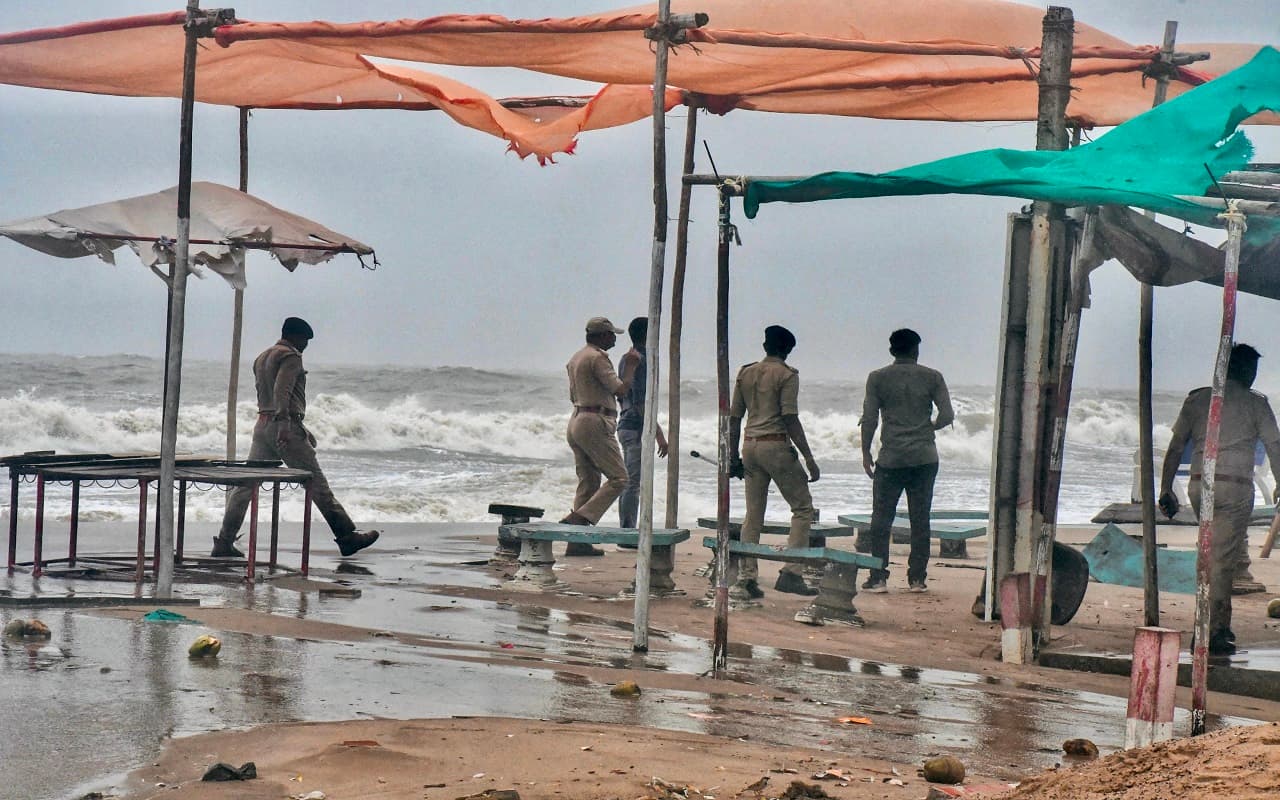 Cyclone Biporjoy: गुजरात के सौराष्ट्र और कच्छ में चक्रवात बिपरजॉय ने बरपाया कहर, तेज आंधी व बारिश से तीन घायल