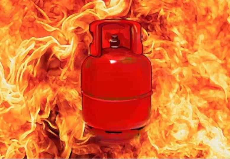 फर्रुखाबाद: गैस सिलेंडर में रिसाव से लगी भीषण आग, चार वर्षीय बालक समेत दो की मौत, 16 लोग झुलसे