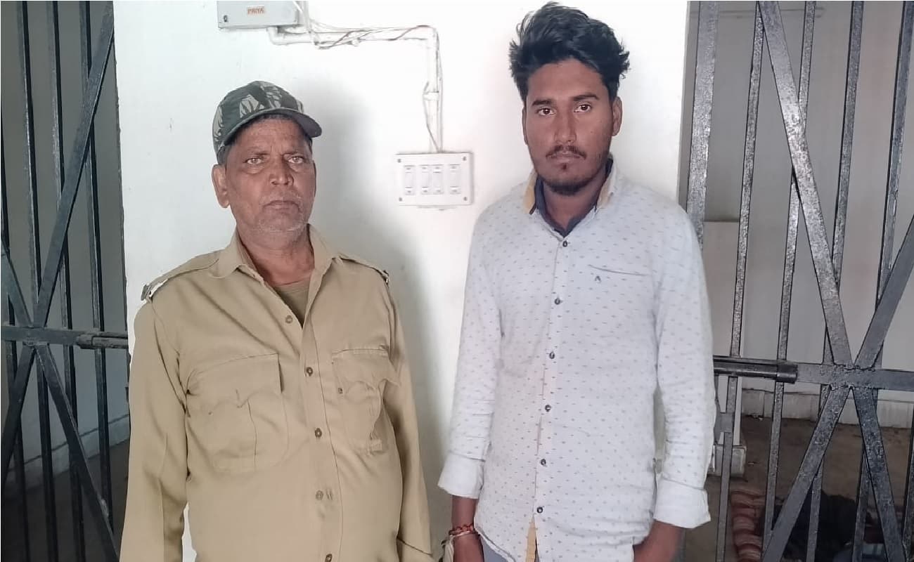 Jamui News : पंचायत सरकार भवन में प्रशिक्षक कर रहे थे शराब पार्टी, पुलिस ने छापेमारी कर किया गिरफ्तार