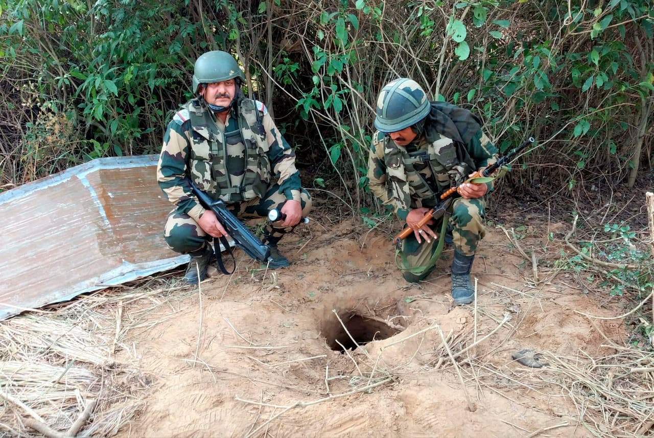 सुरंग के अंदर रेंगकर 150 फीट अंदर घुसा BSF का जवान, तो मिले पाक के खिलाफ सबूत