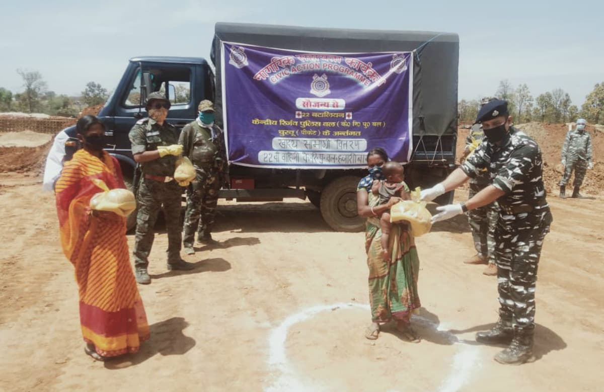 Coronavirus Lockdown:  सीआरपीएफ 22 बटालियन ने हजारीबाग में जरूरतमंदों के बीच किया खाद्य सामग्री का वितरण