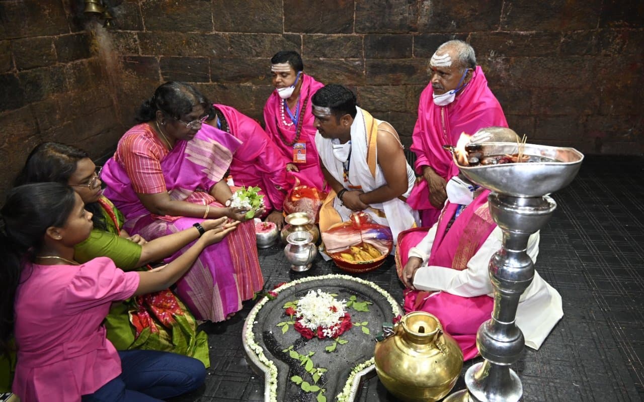 राष्ट्रपति द्रौपदी मुर्मू ने देवघर बाबा मंदिर में षोडशोपचार विधि से की पूजा-अर्चना, देखें तस्वीरें