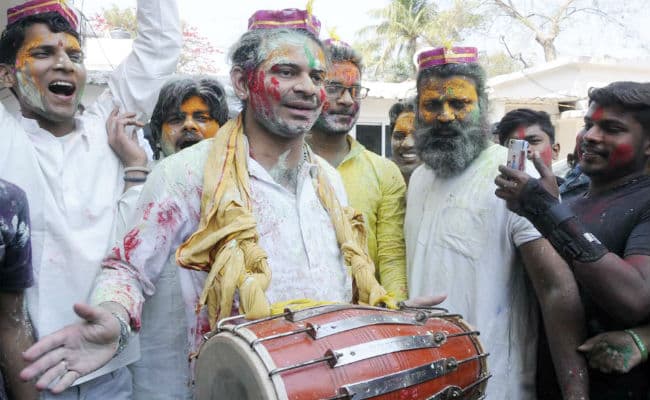तेज प्रताप ने खेली 'कुर्ता फाड़' होली, लालू की तरह होली खेलते देख राबड़ी देवी के छलके आंसू