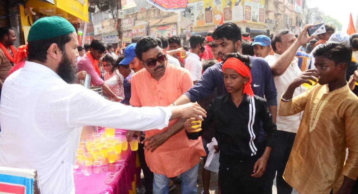 Bhagalpur: सिल्क नगरी में शुक्रवार को देखने को मिली गंगा-जमुनी तहजीब और एकता की मिसाल, …देखें तस्वीरें