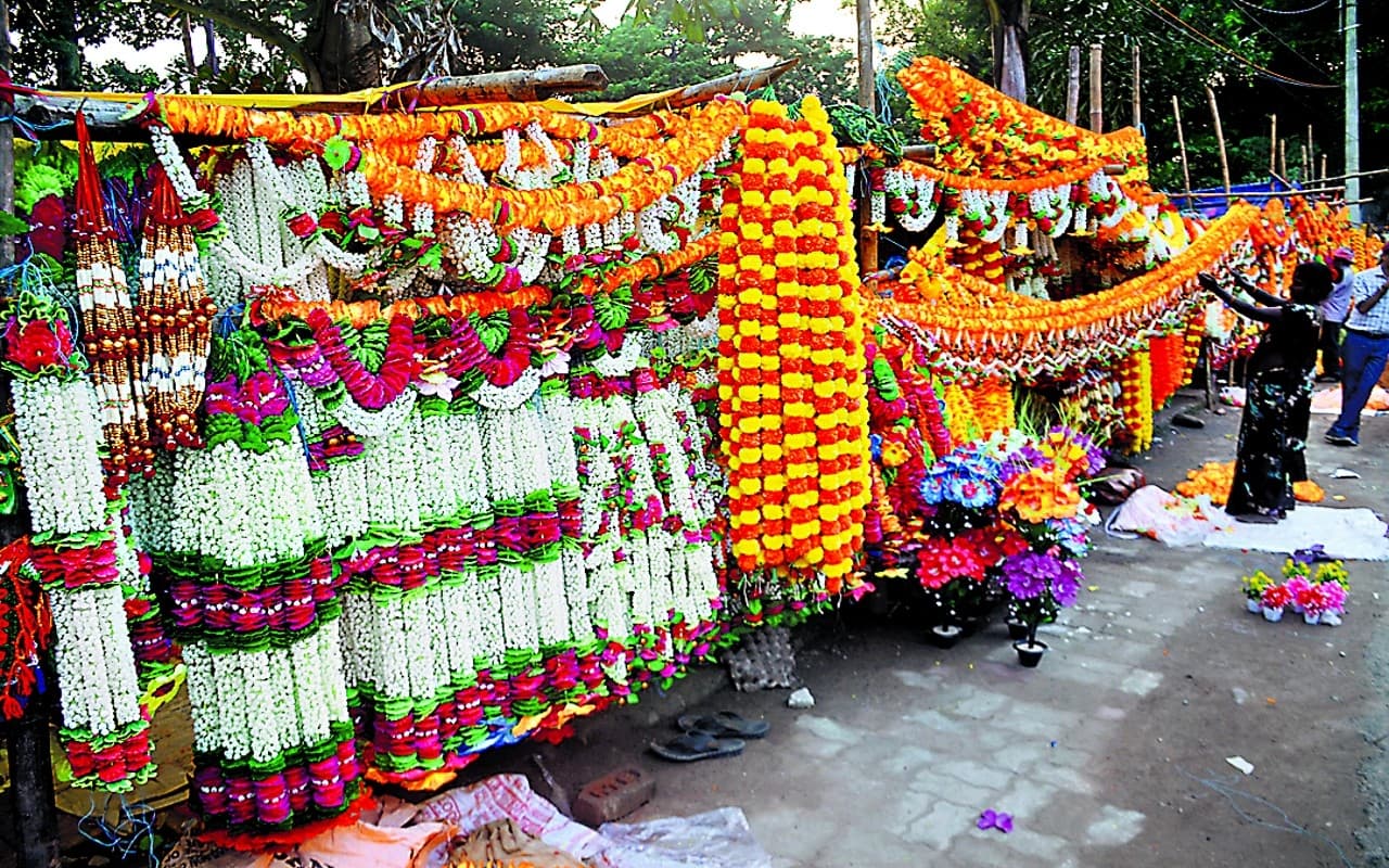 Dhanteras: दुकान के कोने में सिमटा चाइनीज माल, लोगों की पसंद बना गुजरात-राजस्थान का तोरण और सेंटेंड कैंडल