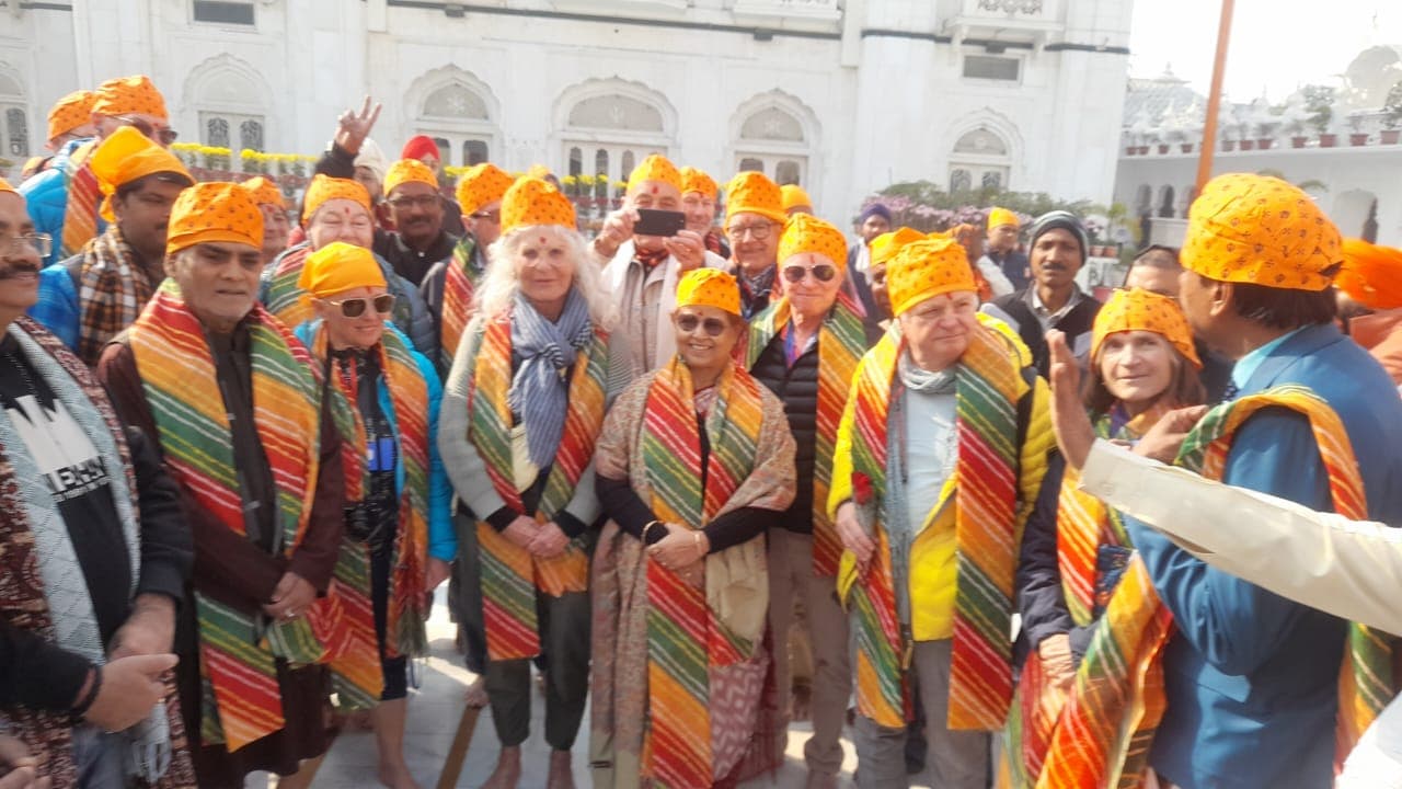 गंगा विलास के सैलानियों ने तख्त श्री हरिमंदिर साहिब में माथा टेका, सहेजी यादें, ढोल की थाप पर थिरके