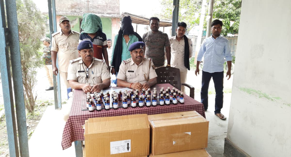 Madhepura: प्रतिबंधित कफ सिरप की 980 शीशी बरामद, दो गिरफ्तार, कार जब्त