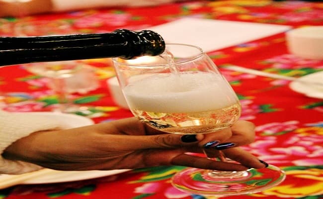 COVID-19 : यूपी में कल से नए नियमों  के साथ खुलेगी शराब की दुकानें, इन जोनों को मिली है अनुमति...