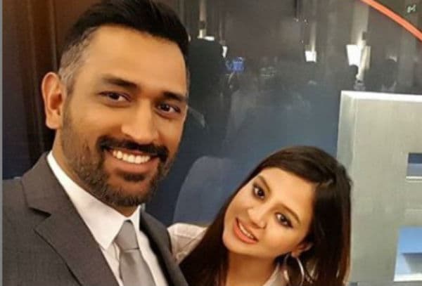 MS Dhoni Retirement : धौनी के रिटायरमेंट पर पत्नी साक्षी ने दिया ऐसा रिएक्शन, फैन्स बोले…