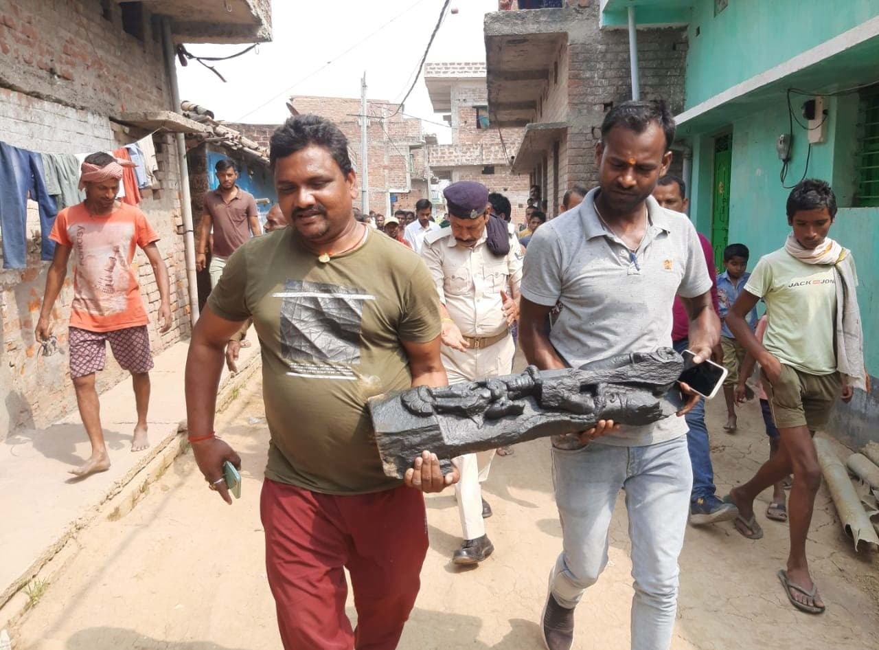 लखीसराय: मकान निर्माण के दौरान खुदाई में मिली भगवान विष्णु की खंडित मूर्ति, एसपी ने संग्रहालय में रखवाया