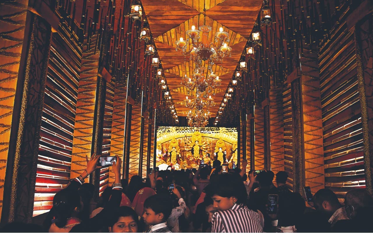 Durga Puja 2022: रांची के पंडाल की खूबसूरती व माता के दर्शन को लेकर उमड़ी भक्तों की भीड़, देखें तस्वीरें